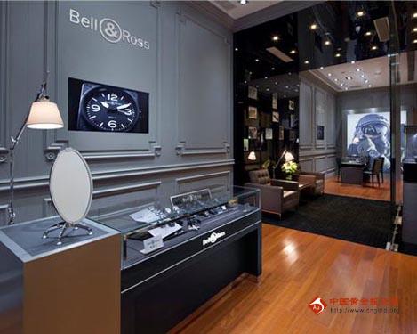 bell&ross(柏莱士)多年来一直坚持研发完美表款为己任,配合在航空