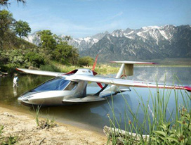 能停近车库的"icon a5"小型飞机