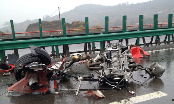 法拉利追尾车身成碎片幸无人员伤亡 包茂高速豪车飙车酿追尾事故