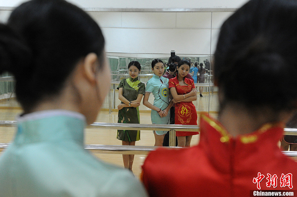 <em>女书</em>旗袍:湖南19岁女生设计<em>女书</em>旗袍获国家专