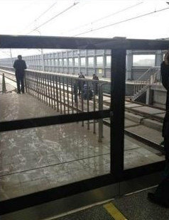 两男子闯入杭州地铁1号线乔司站 疑似欲卧轨自杀