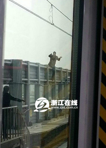两男子闯入杭州地铁1号线乔司站 疑似欲卧轨自杀