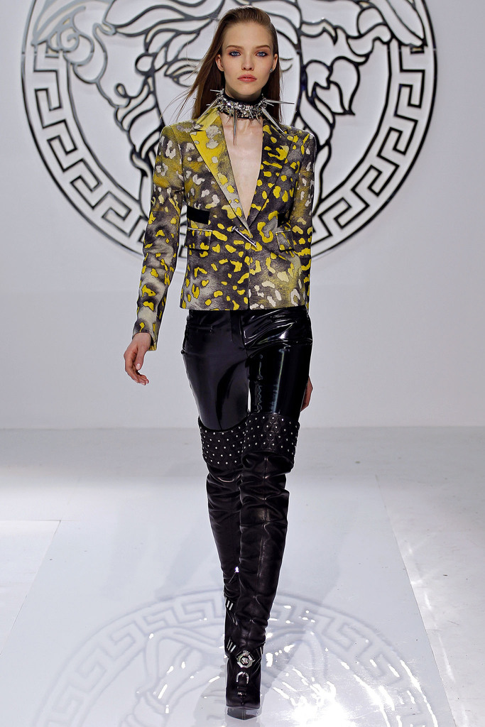 服装 正文 当地时间2月22日,versace(范思哲)于米兰时装周发布2013年