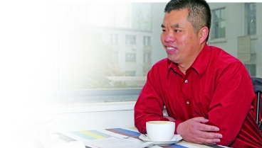 南大博导征婚广告爆红 四语种撰写征婚style