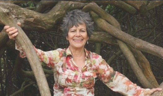 女子四岁遭弃丛林被猴子养大 回忆录被连载