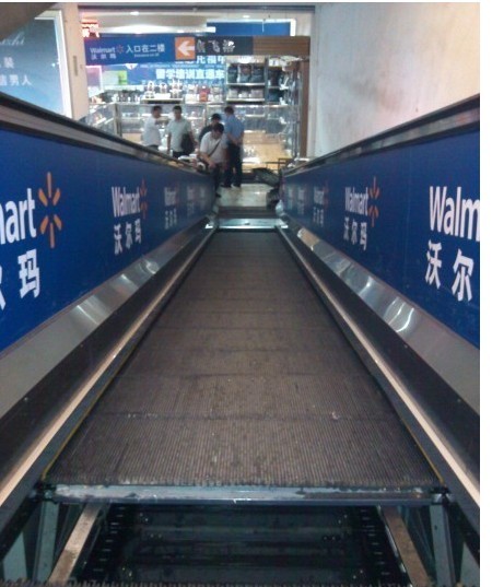 上午8时左右,湖北省宜昌城区cbd沃尔玛超市发生一起自动扶梯事故,正在