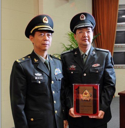 江苏省军区举行了预备役军官授予,晋升预备役大校军衔仪式.