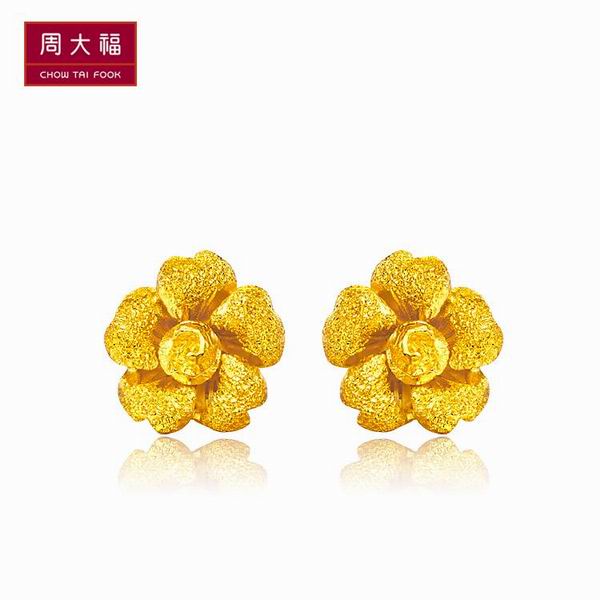 周大福足金婚嫁花朵黄金耳钉图片_珠宝图片