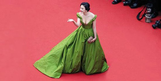 女星与奢侈品牌的关系 谁能炒红<em>一条</em>裙?-服饰