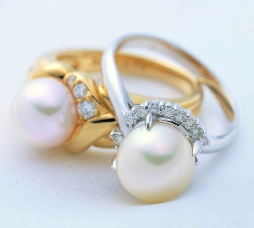 百年天然珍珠精美饰品日前在京展出