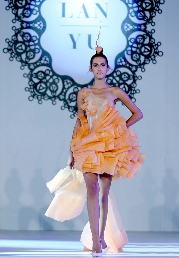 兰玉刺绣婚纱_兰玉婚纱(2)