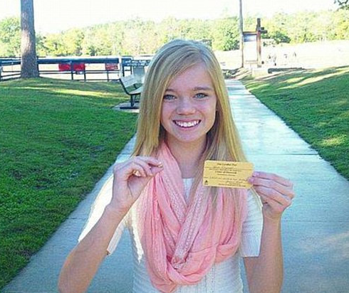 美国女孩在公园挖到3.85克拉金丝雀钻石