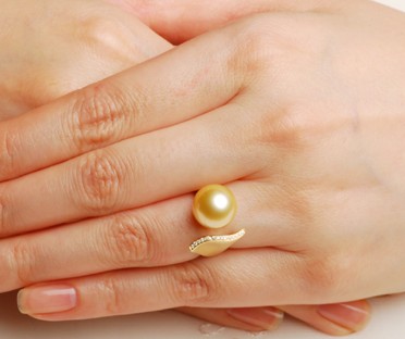 梦雅恒珍珠含蓄内敛吸引不少知性女子