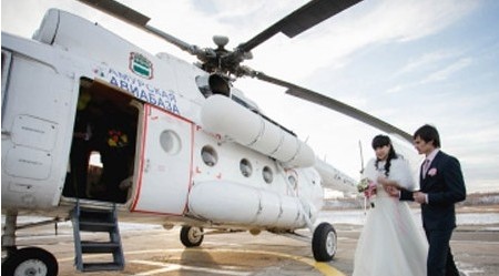 直升机婚礼国外也很火 俄罗斯新人空中体验