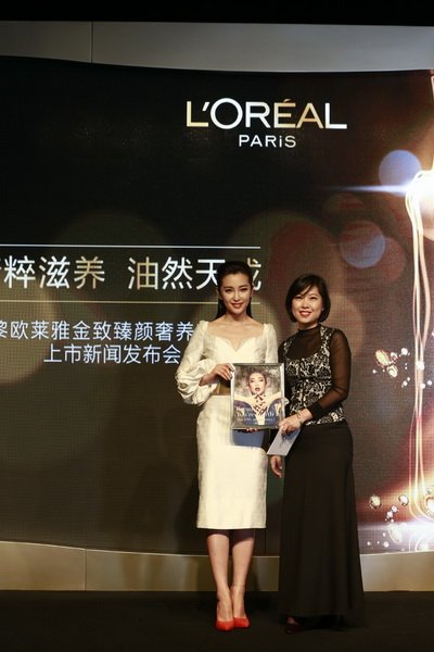 巴黎欧莱雅品牌总经理鲍燕悦女士赠与代言人李冰冰小姐合作5周年纪念