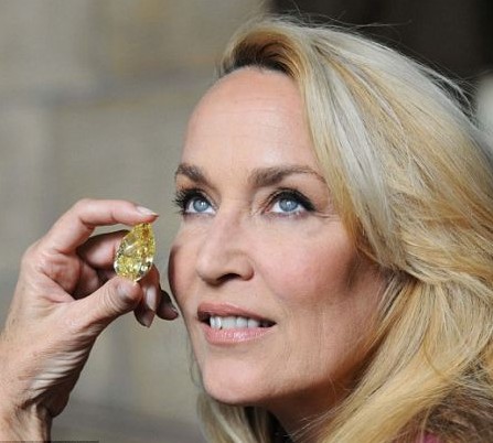 110克拉金黄色大钻石 几乎无法为其估价