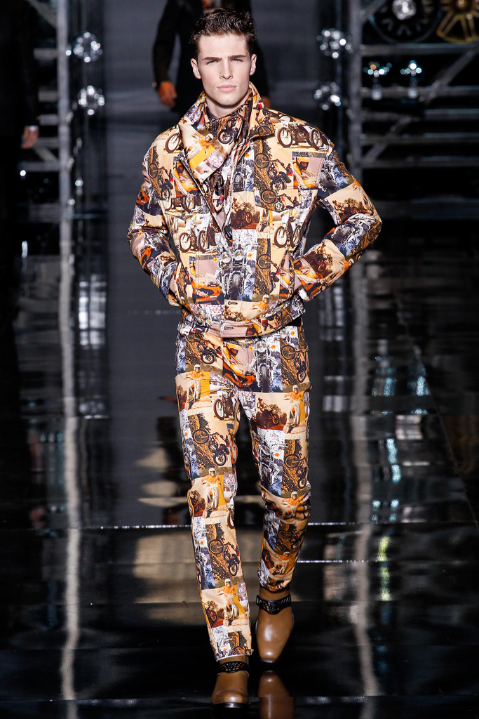 服装 正文 当地时间2014年1月11日,versace(范思哲)服装品牌于米兰