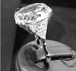 3名“贵妇”掩护10岁女童偷走天价钻戒