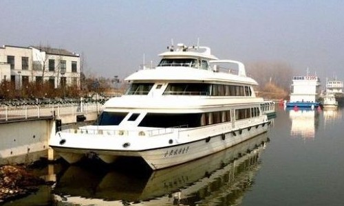 在滨湖明珠码头"合肥旅游一号"静静地停靠在码头边,因游客稀少,整个
