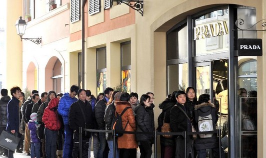 2月5日,购物人群在某奢侈品牌门前排队等候购物.