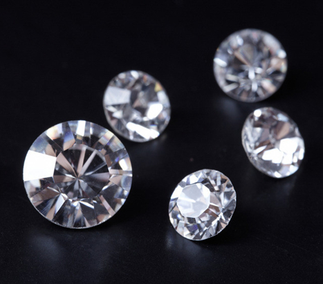 员工大意弄丢百万钻石 监控记录全过程