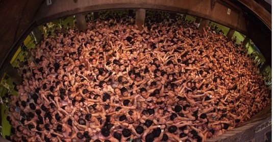 日本裸体节 男女裸身抢20厘米幸运棒
