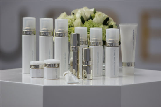 孙俪挺大肚出席欧珀莱革新&新美白发布启动庆典