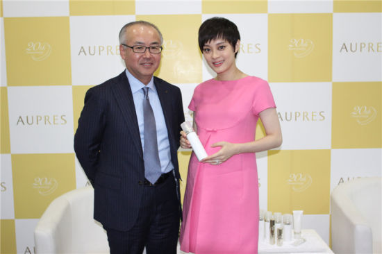 孙俪挺大肚出席欧珀莱革新&新美白发布启动庆典