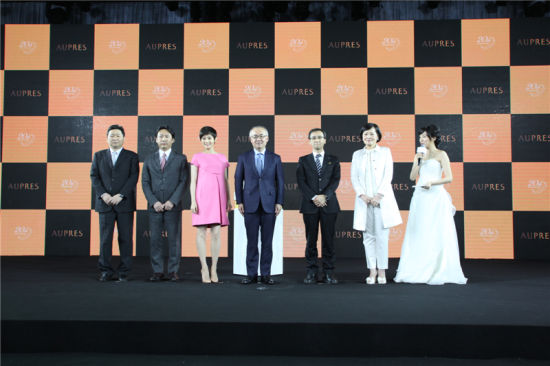 孙俪挺大肚出席欧珀莱革新&新美白发布启动庆典