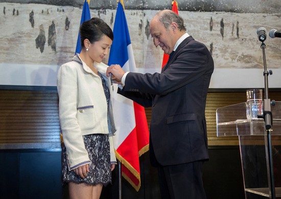 Chanel形象大使周迅被授予法国文学艺术骑士勋章