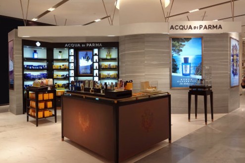 化妆品 正文  "acqua di parma 帕尔玛之水"专柜采用品牌标志性的顶级