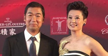 报道中称袁立在拍《铁齿铜牙纪晓岚2》时袁立和张国立传出暧昧,被邓婕