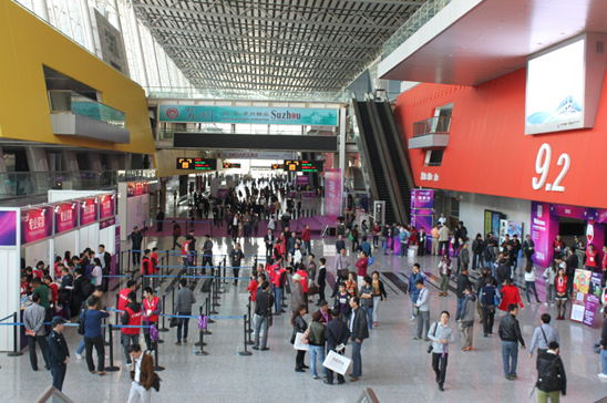 世界酒商齐聚国际名酒展 场馆酒香四溢