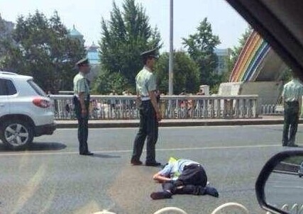 北京建国门桥西一无牌奥迪撞飞交警 交警浑身是血