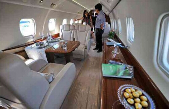 成龙价值2亿私人飞机揭秘 明星私人飞机有多高大上