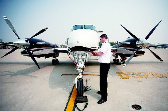 成龙价值2亿私人飞机揭秘 明星私人飞机有多高大上