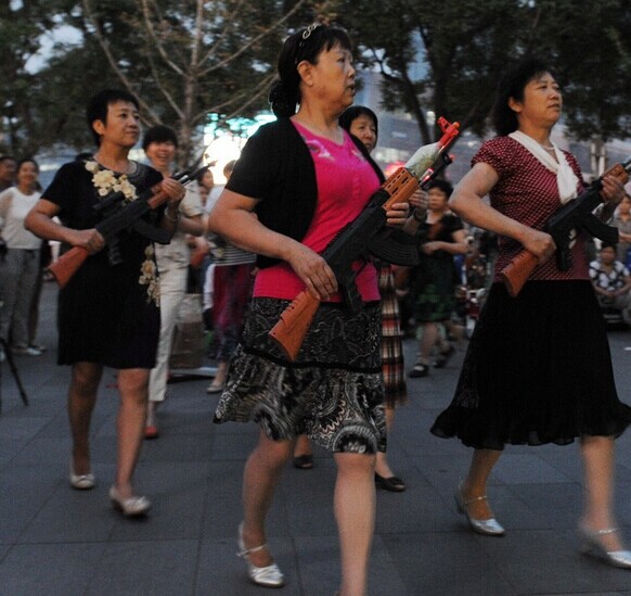 北京大妈街头持枪跳舞"打鬼子" 枪是玩具枪