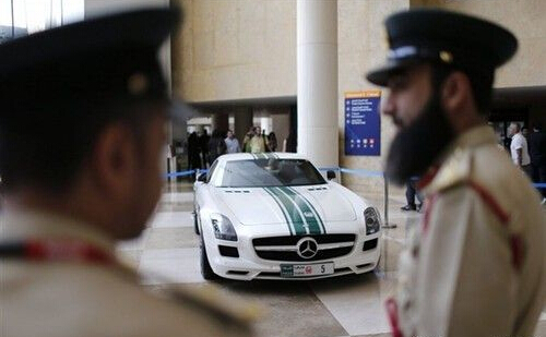 全宇宙最奢侈警局 迪拜警察巡逻都用超级跑车