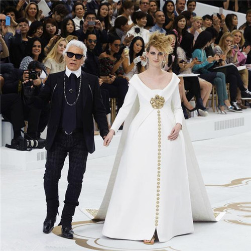 真空穿婚纱_超薄真空低空婚纱(3)