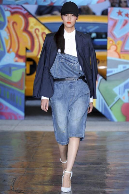 服装品牌秀场背带裤重新当道 90年代的时尚改如何搭配