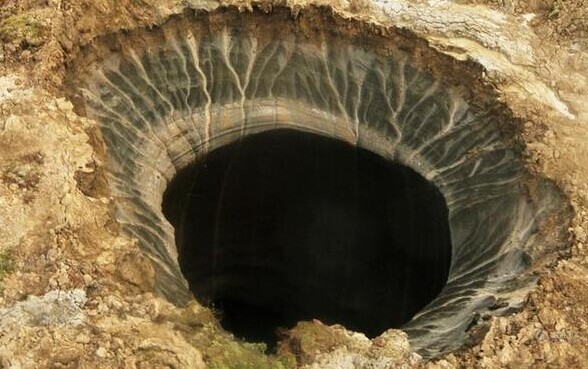 俄罗斯现80米宽巨型"末日天坑" 深不见底