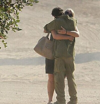 最后的拥抱:士兵告别女友 几小时后阵亡