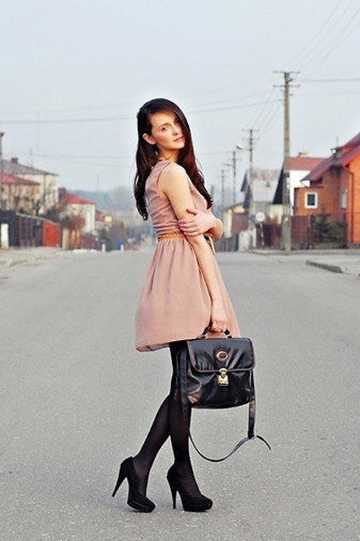 夏季<a href='http://www.china1f.com' target='_blank'>服装</a>搭配技巧 收腰塑形必备神器连衣蓬裙