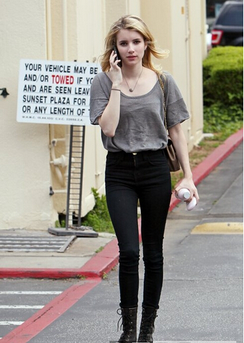 初秋<a href='http://www.china1f.com' target='_blank'><a href='http://www.china1f.com' target='_blank'>服装</a></a>搭配技巧:高腰牛仔裤怎么搭配上衣?