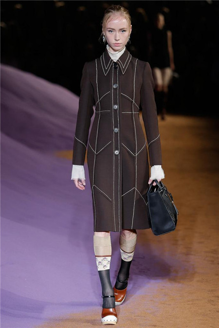 时装周 正文 当地时间9月18日,prada(普拉达)服装品牌于米兰时装周