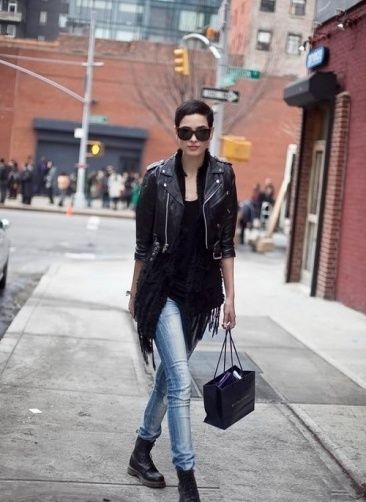 初秋女生<a href='http://www.china1f.com' target='_blank'><a href='http://www.china1f.com' target='_blank'><a href='http://www.china1f.com' target='_blank'>服装</a></a></a>搭配:黑色皮夹克怎么搭配?