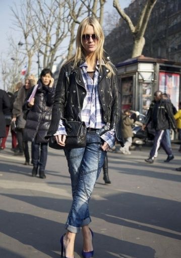 初秋女生<a href='http://www.china1f.com' target='_blank'><a href='http://www.china1f.com' target='_blank'><a href='http://www.china1f.com' target='_blank'>服装</a></a></a>搭配:黑色皮夹克怎么搭配?