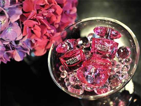 versace(范思哲)发布臻挚粉钻女士香水新品