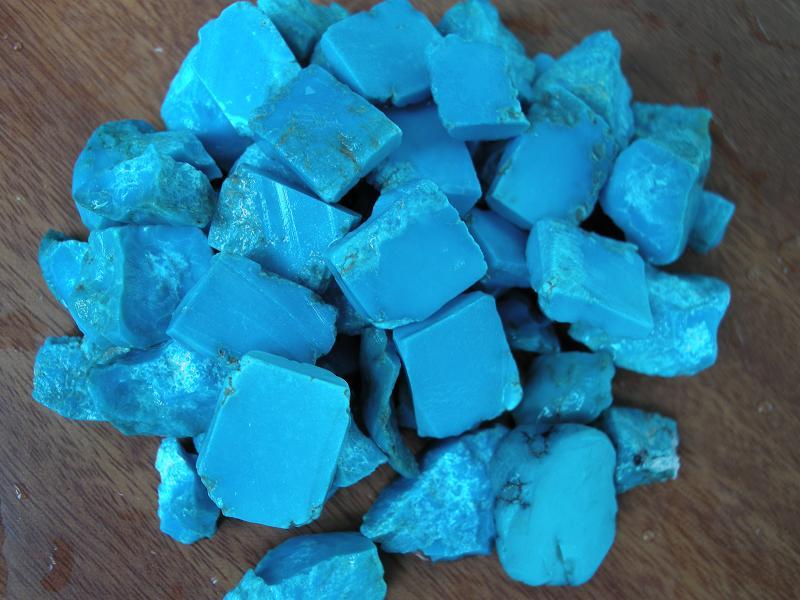 含铜的氧化物时呈蓝色,含铁的氧化物时呈绿色,色彩是影响绿松石质量的