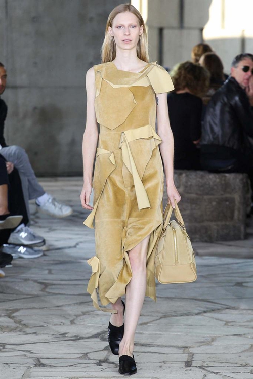 服装 时装周 正文 当地时间9月26日,loewe(罗意威)服装品牌于巴黎时装